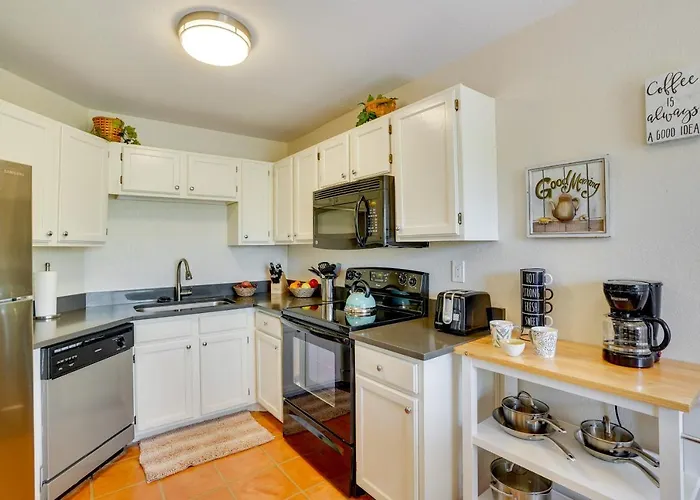 Oasis: Heated Pool, Tennis Court, Hiking!