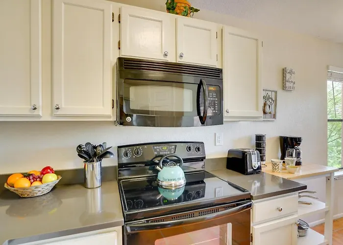 Oasis: Heated Pool, Tennis Court, Hiking! *
